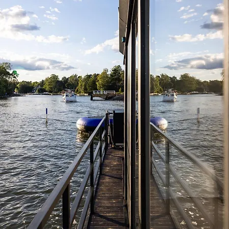 2ndhomes Houseboat With Sauna & Terrace In Mustikkamaa * هلسنكي